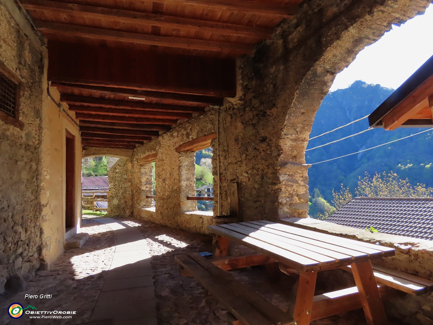 06 Bel porticato panoramico sulla Valtorta.JPG